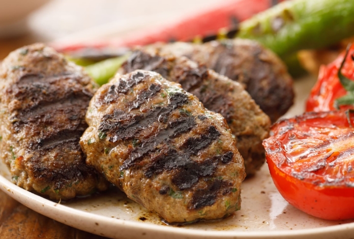 Cevapcici yani ızgara köfte. Boşnak köftesi. Tadı damak çatlatıyor. Yemeden dönmeyin