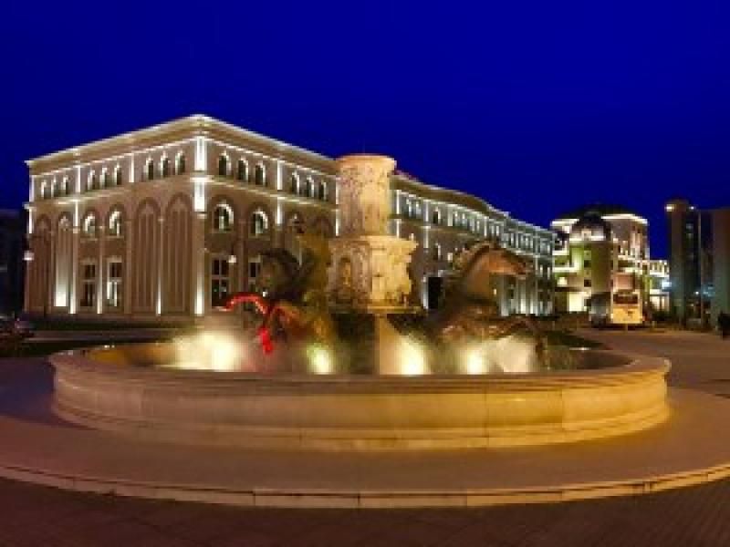 Ufak bir hatırlatma: Yunanistan'dan Üsküp'e geçerken olurda Yunan polisi sorarsa nereye diye. Yalnızca Üsküp deyin. 'Makedonya' kelimesini kullanmayın. Zıplatmayın adamın sinirlerini