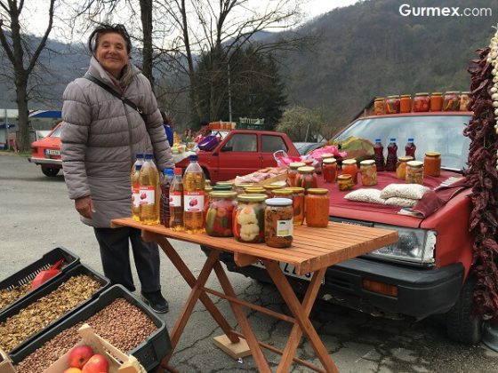 Yolda verilen yemek molalarında satıcı teyzelerle hoş beş etmeyi, alışveriş yapmayi ihmal etmiyoruz. El emeği, hepsi organik bunların. Gel vatandaş gel! (Organizk ceviz yalnız 5€)