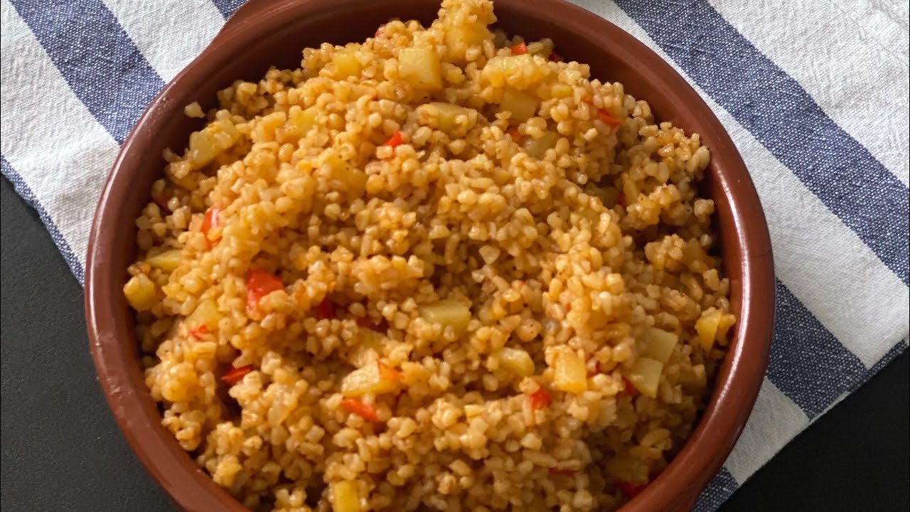 Bulgur Pilavı, Patates, turşu , peynirli kiş ve özel sosla tatlandırılmış yumuşacık ayı eti. Tadı enfes. Keşke tüm ayılar böyle leziz olsa.
