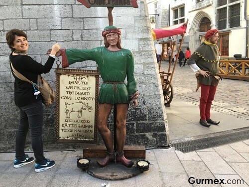 O , bana el verdi. Artık her türlü Ortaçağ Büyüsü itina ile yapılır